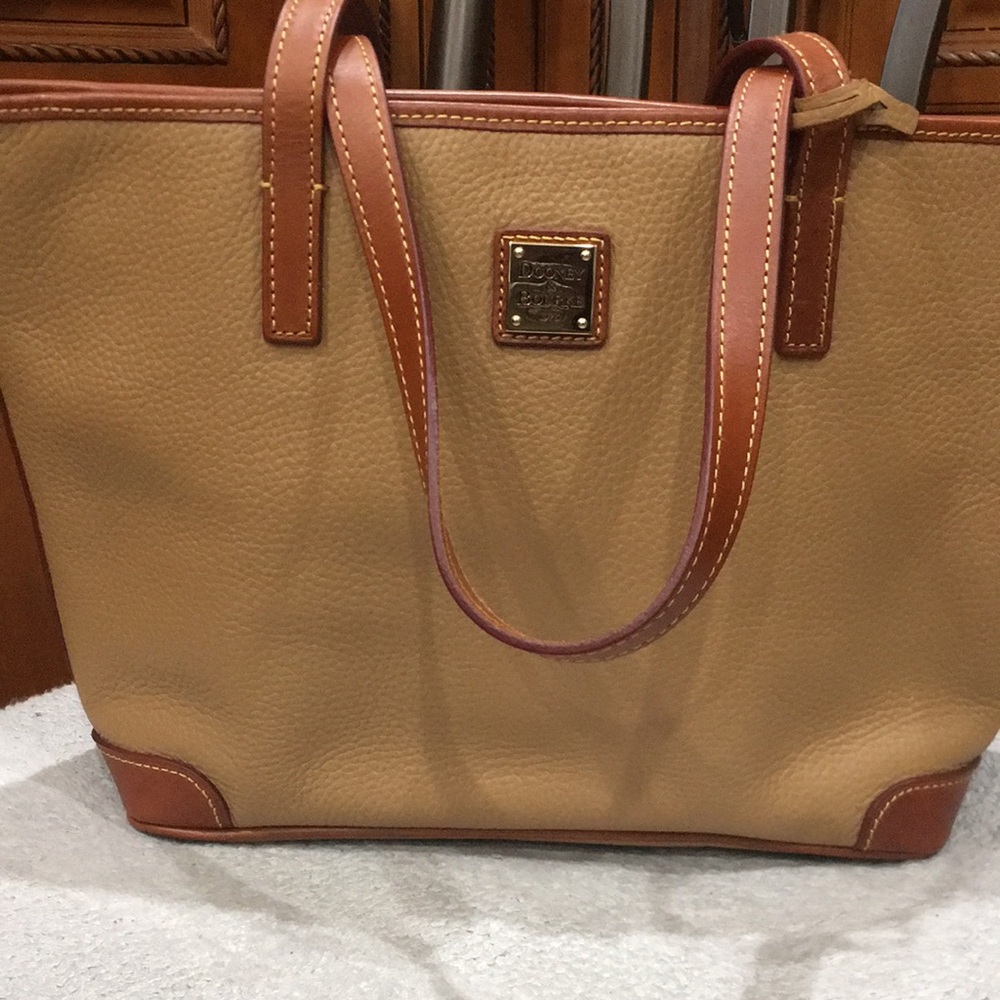 Dooney and Bourke preloved tote bag pebbled leather in excellent condition